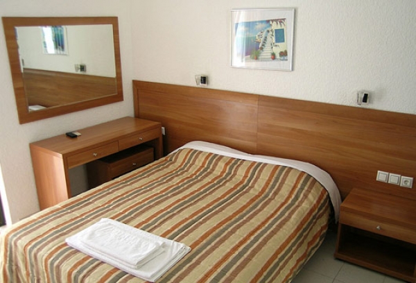 Gestreute Bett im Zimmer